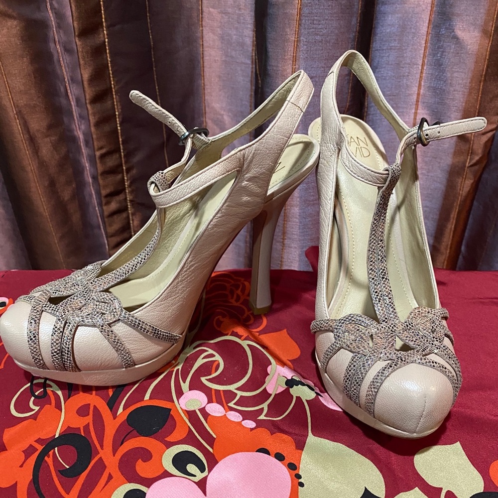 Joan & David Pumps